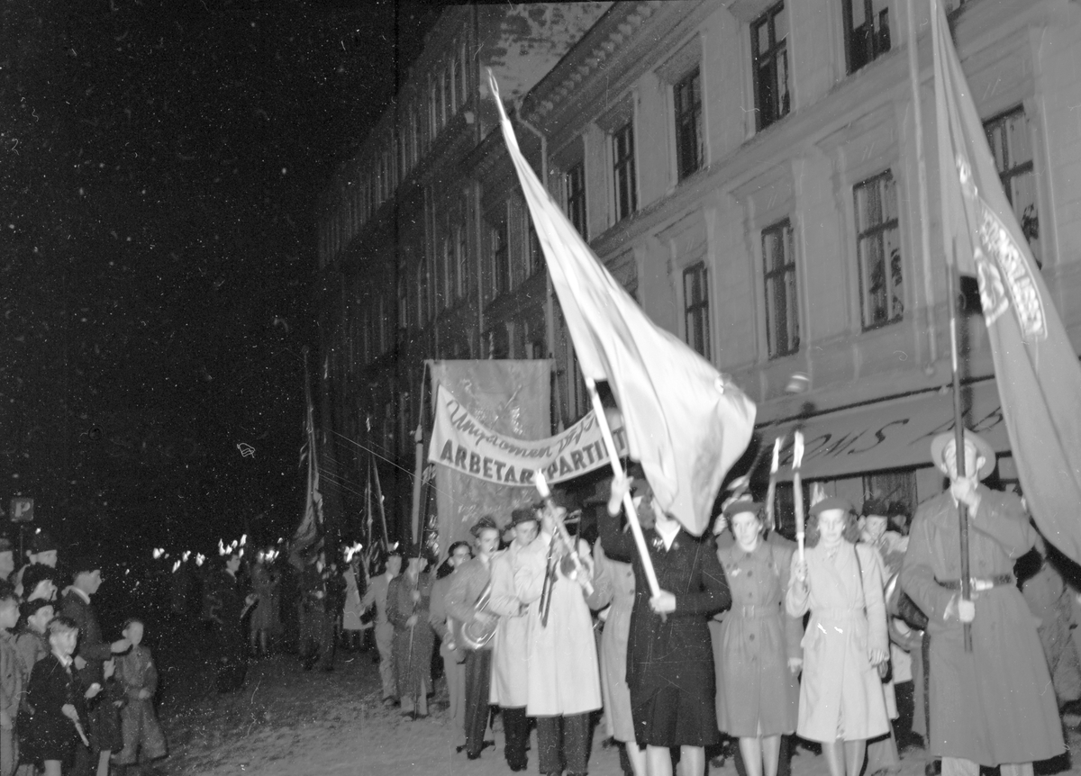 Facklan ( S.D.U.K). Fackeltåg genom staden. "Ungdomarna väljer Arbetarpartiet". September 1944

