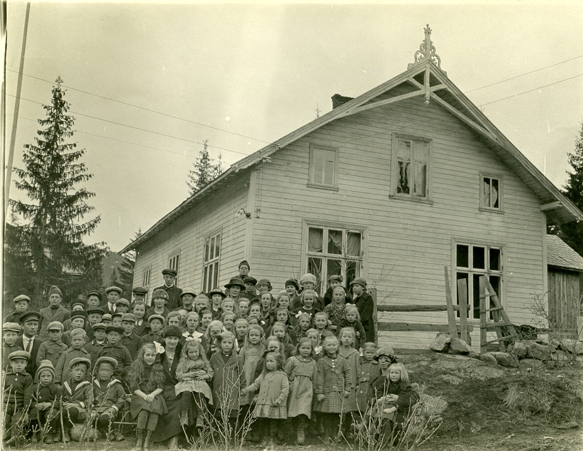 Bagn bedehus med søndagsskoleelever oppstilt for fotografering. Trolig fra 1928.