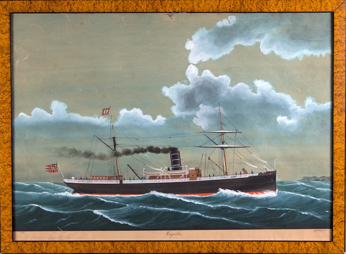 Skipsportrett av DS CAPELLA under fart, ser land foran baugen. Skipet har to rær og gaffel på formasten. Kompaniflagget på aktermasten; rødt flagg med hvit firkant hvori blå X, samt unionsflagg akter.