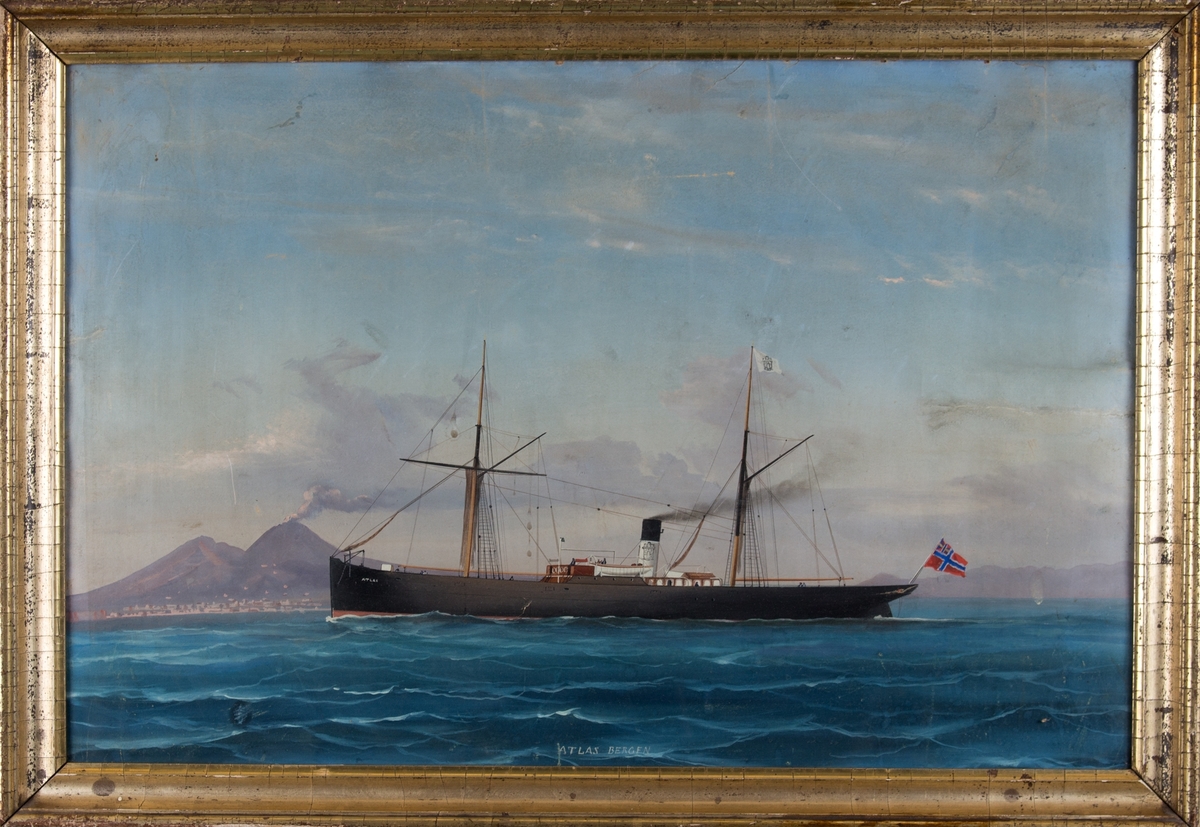 Skipsportrett av DS ATLAS med Vesuv i bakgrunnen med unionsflagg akter og rederiflagg i stormasten.