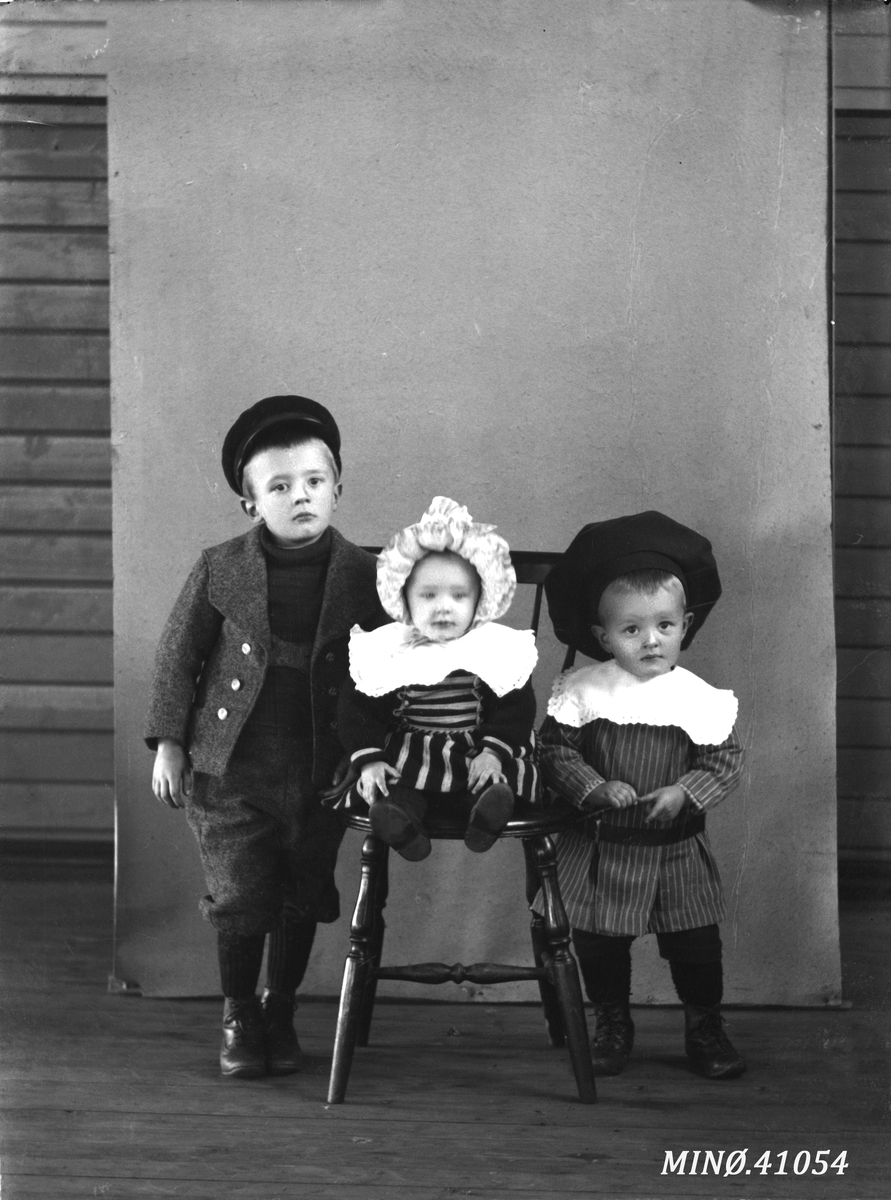 Portrett av tre søsken - Ødegårds barn. (I midten Olga)