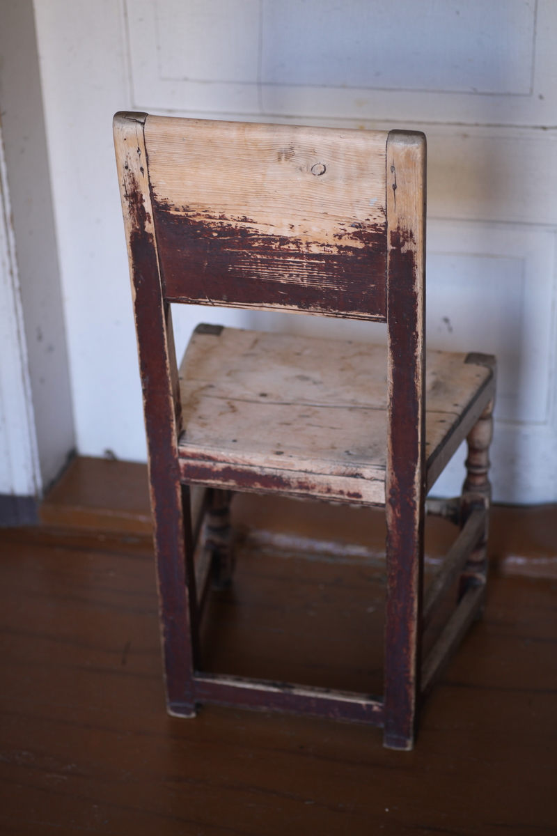 Stolene er laget av Christian Madsen Hårstadbakken (1752-1822), oldefaren til Jacob Stenberg (d.1959).  Svimerke under: I.F. En stol står i spisskammerset. stolene har rette rygger, noen partier av frambeina er dreid, 5 stoler