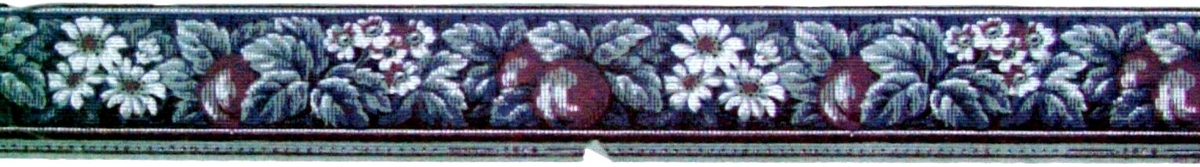 En ytfyllande delvis sgrafferad blom-/bladbård dekorerad med någon frukt i ljusblått, blått, svart, marin och plommon. Turkos genomfärgat papper. Övertryck med ett litet randmönster.