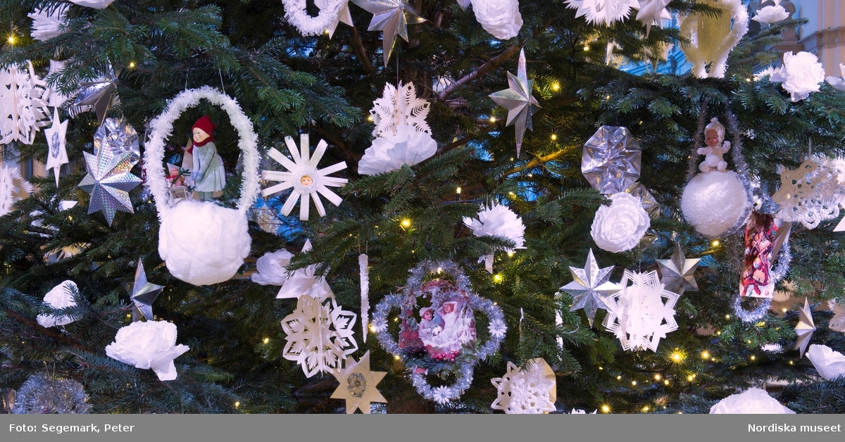 Julgran på Nordiska museet i Stora hallen 2016, med juldekoration och julpynt.