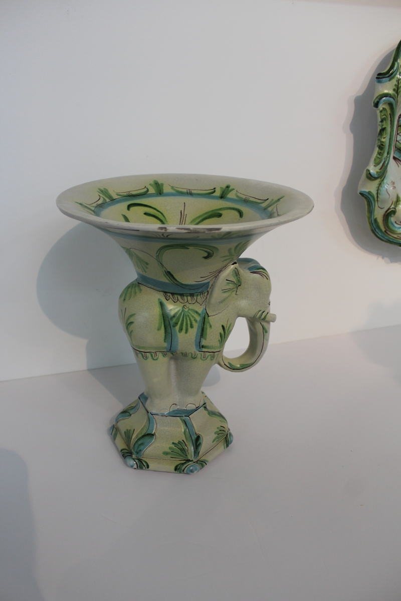 Fruktskål, Bo Fajans, design Allan Ebeling. Fruktskål i form av en elefant med skål på ryggen. Vitgrå med blå och grön dekor.