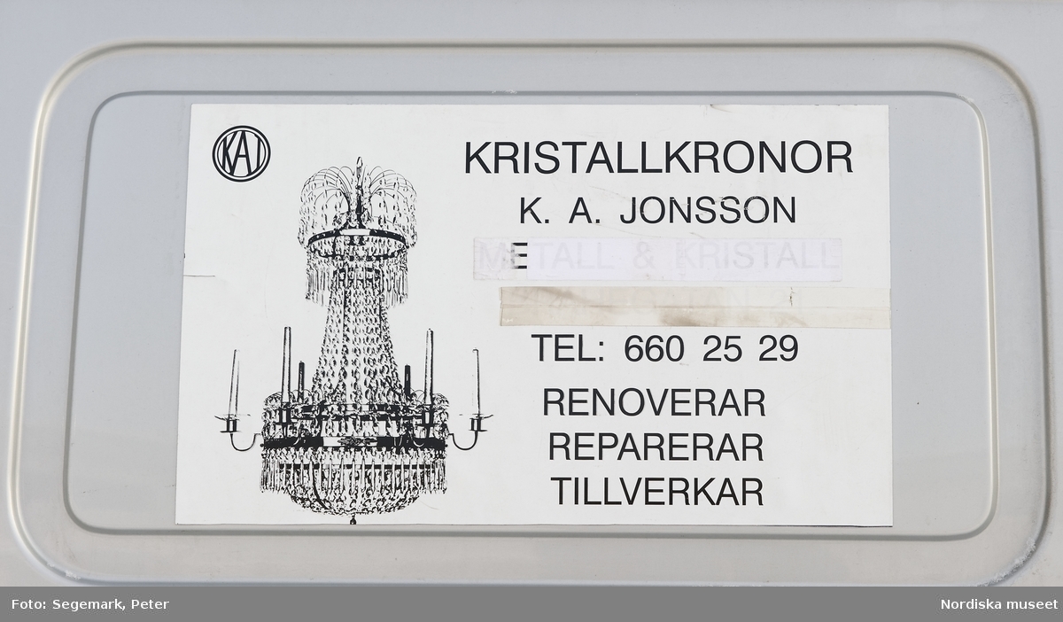 K.A. Jonsson Efterträdare, tillverkar och renoverar kristallkronor. Verkstaden i Länna, Stockholm, exteriör. Firmabilen.