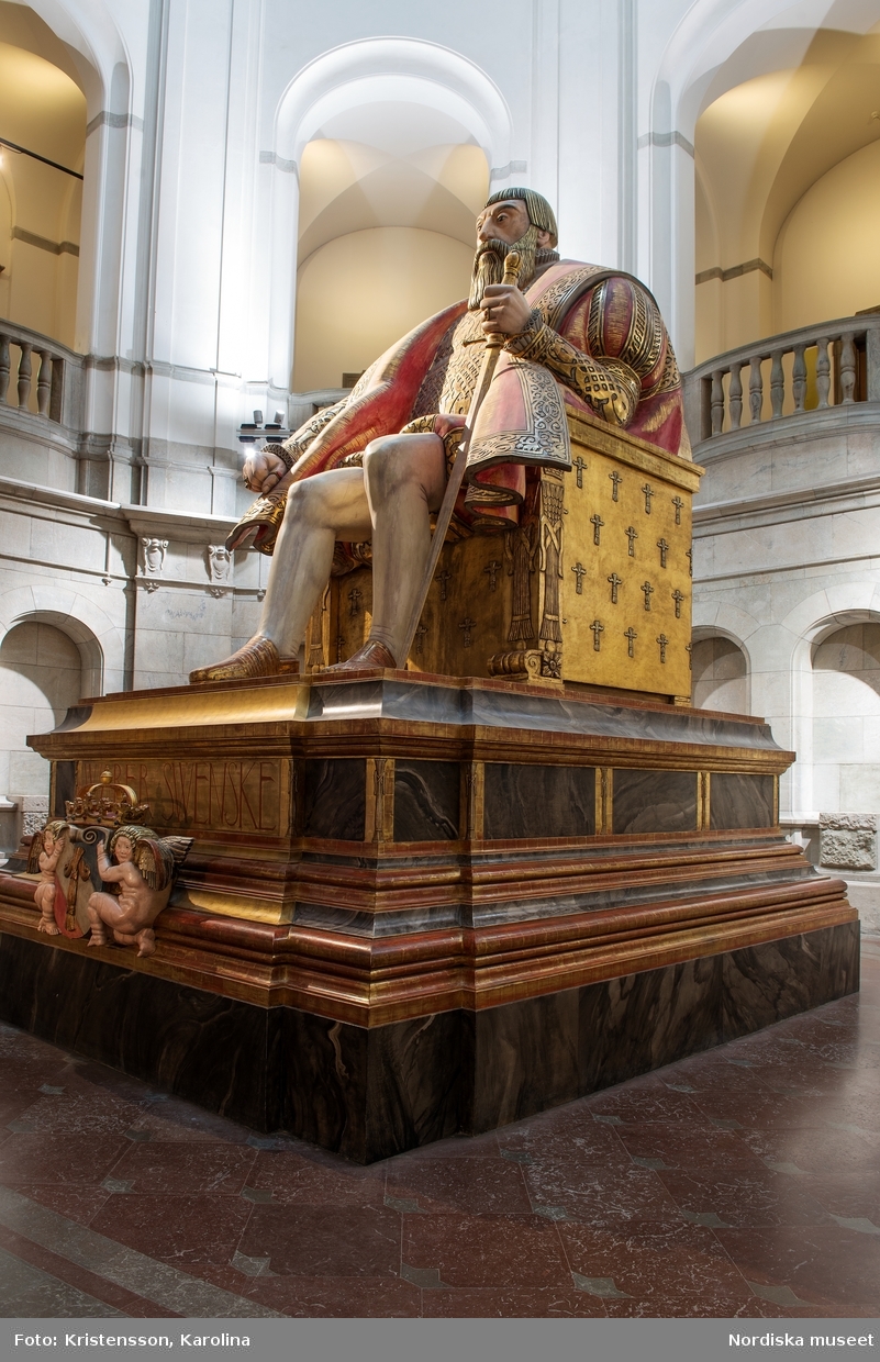 Gustav Vasa, helfigur och detaljer av staty i Stora hallen på Nordiska museet