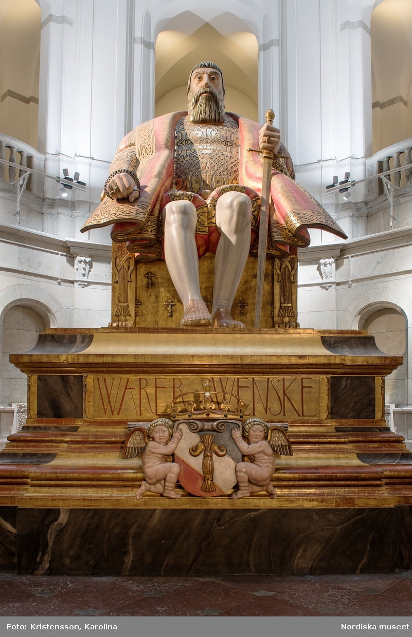 Gustav Vasa, helfigur och detaljer av staty i Stora hallen på Nordiska museet