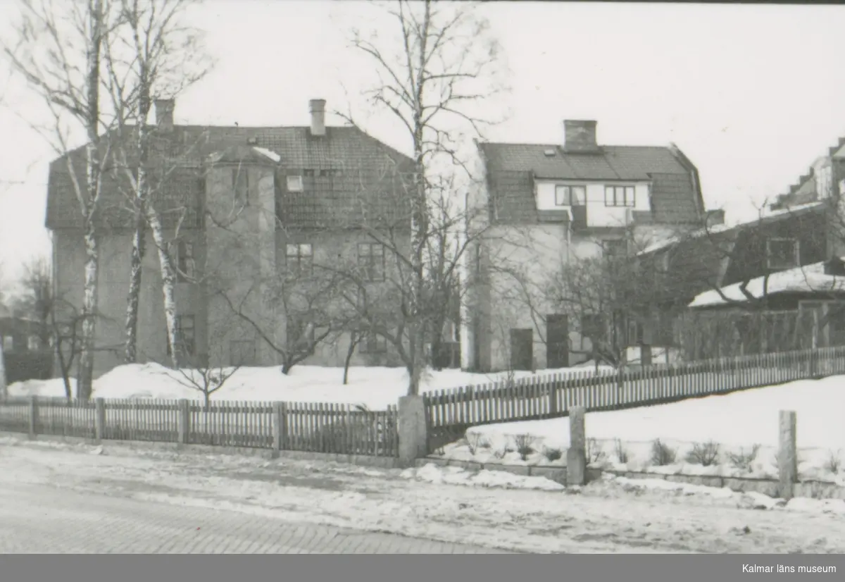 Affärs- och bostadshus på Fabriksgatan i Nybro, sedda från Långgatan.
