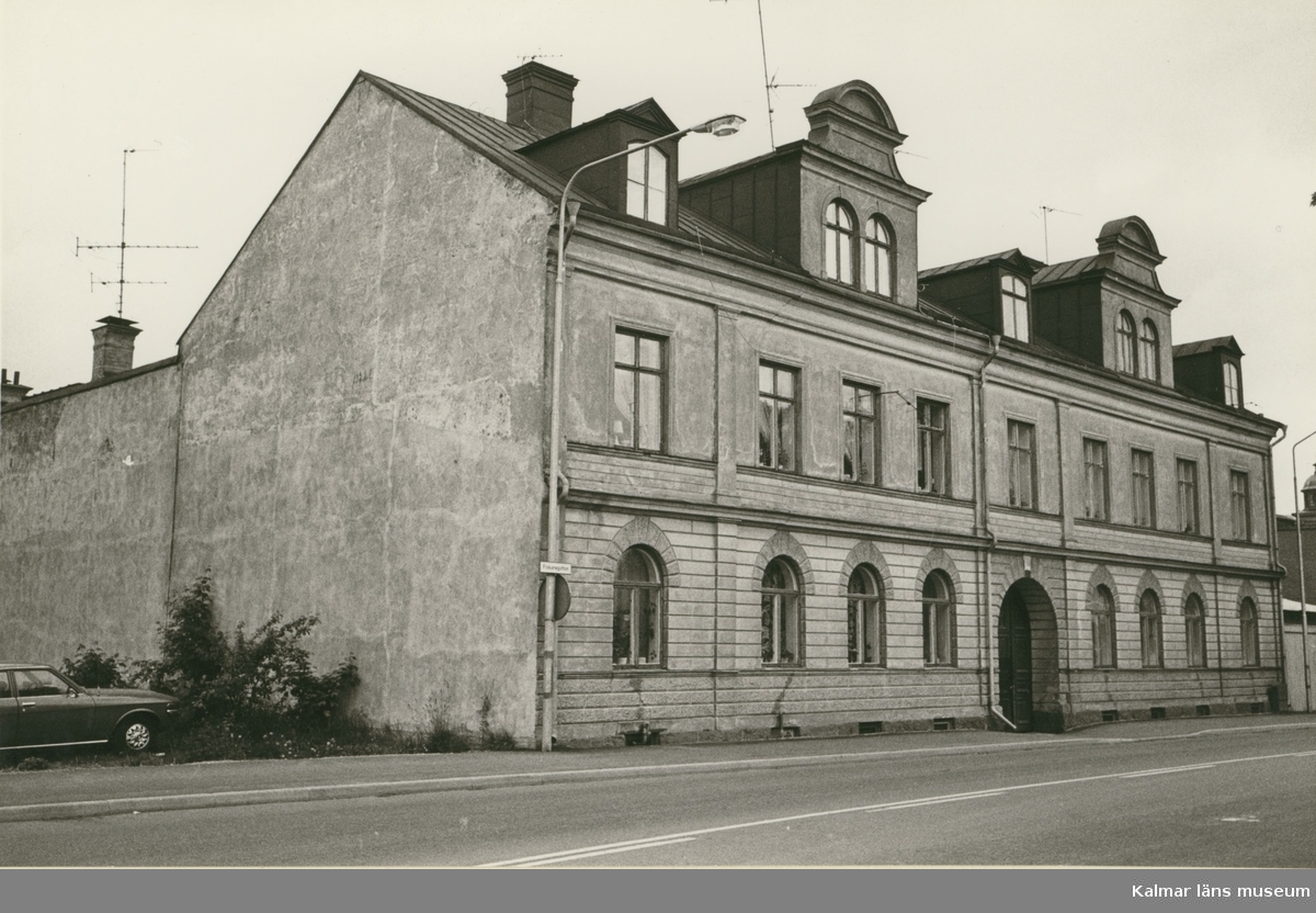 Byggnadsinventering juni 1974, bostadshus med fasad mot Fiskaregatan. Bilderna är tagna inom ramen för Kalmar kommuns inventering av Kvarnholmens bebyggelse 1974 och skänkta till länsmuseet.