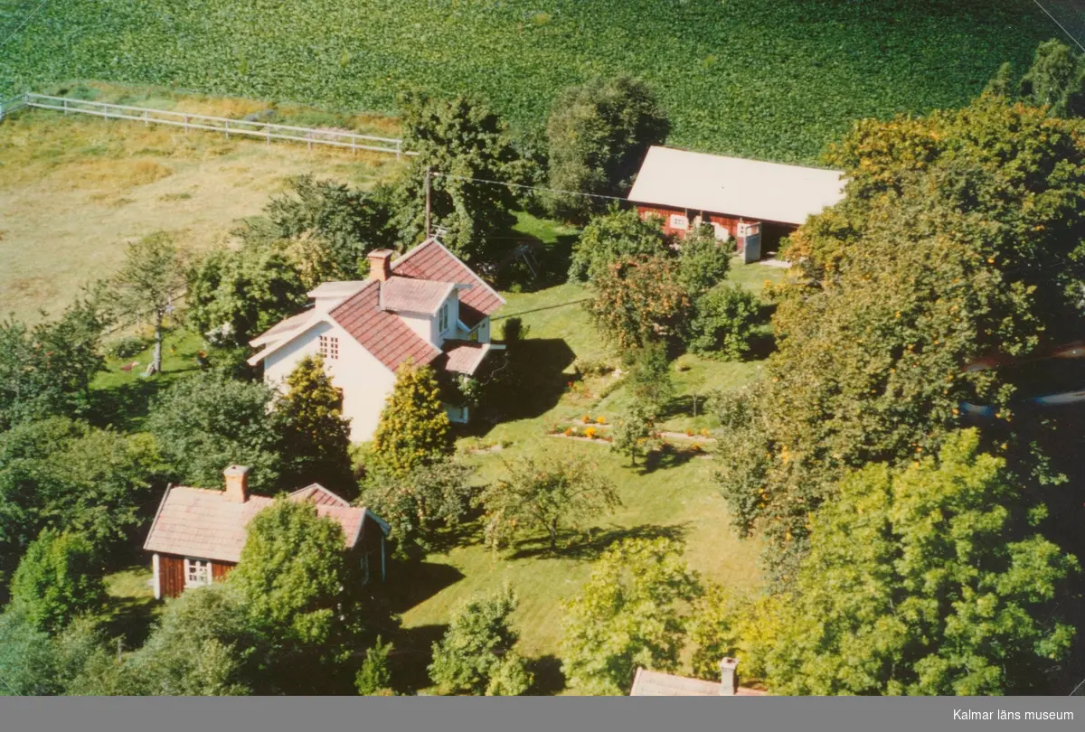 Villa i Melltorp, med uthus och trädgård.
