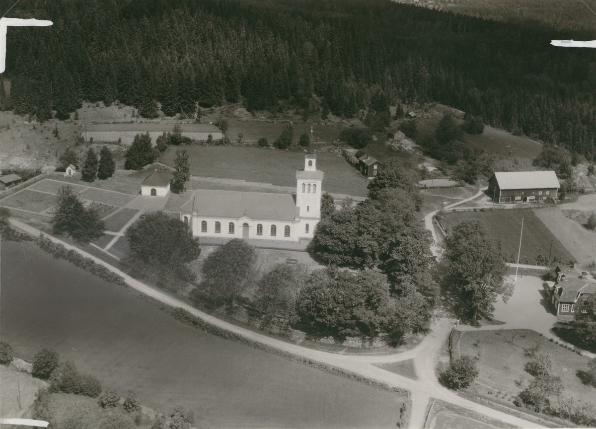 Flygfoto över  Lönneberga kyrka.