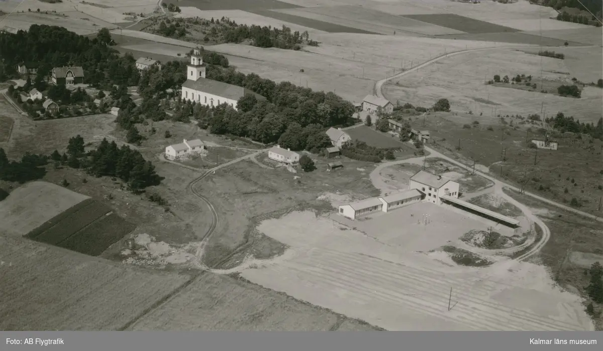 Flygfoto över Lofta kyrka.