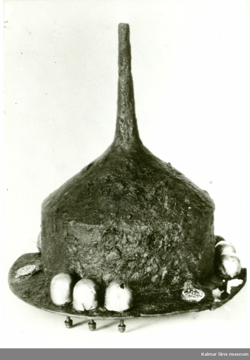 Sköldbuckla med nitar och beslag i silver. Fynd i röse B. Undersökt 1927-28 av Mårten Stenberger.