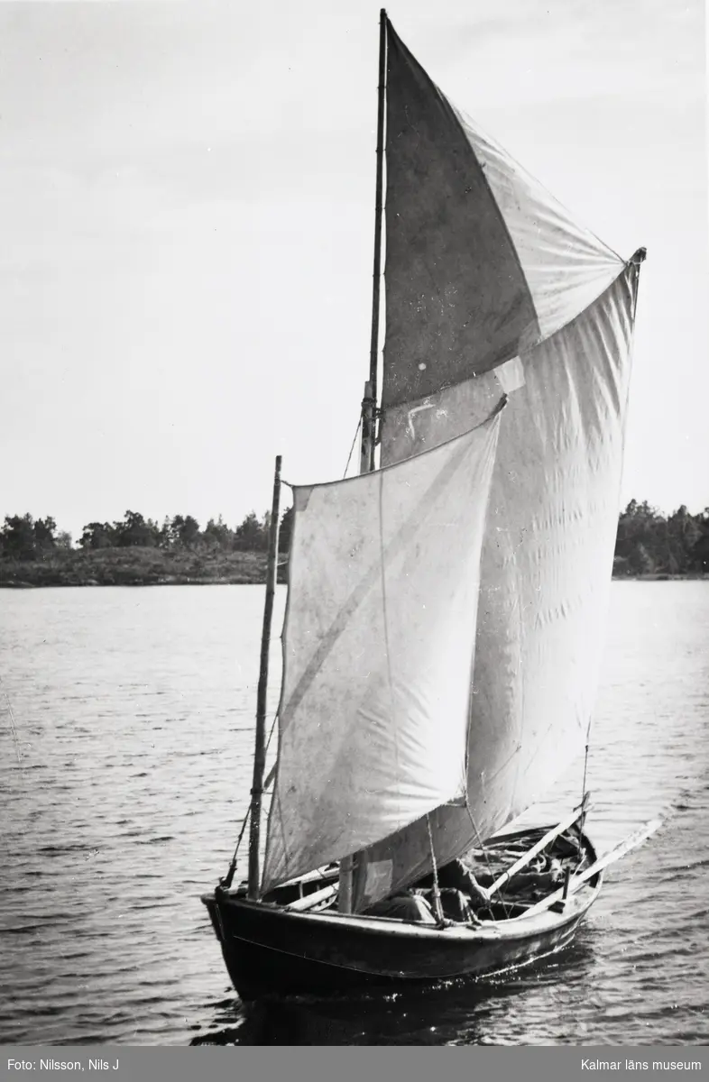 En allmogebåt med segel.