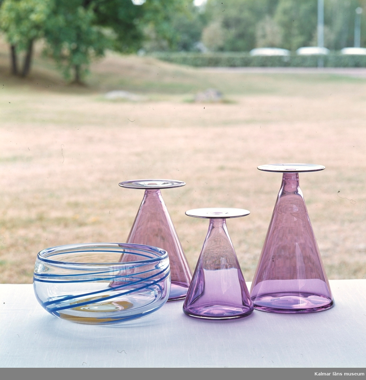 Glasföremål i en utställningshall, möjligen på Nybro glasbruk.