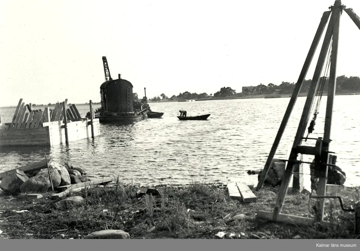 Fiskhamnsbygget 1959, ute till vänster arbetar mudderverket.