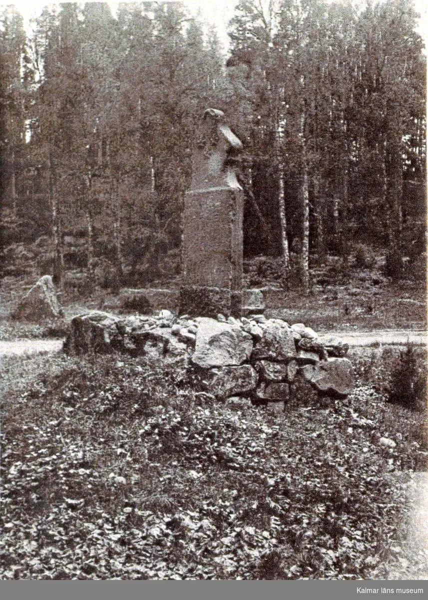 Milstolpe av ovanlig typ nära Tuna kyrka. N. von Matern 1929.