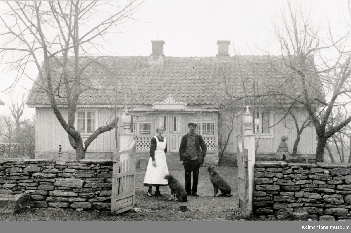 Uno Karlsson och hans hustru Jane framför dåvarande mangårdsbyggnaden på gården.
