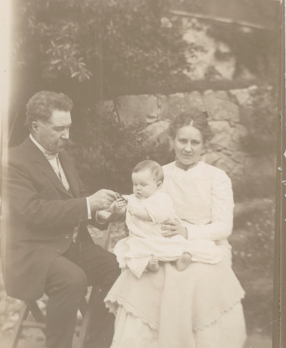 Herman, Hanna och Karin Möleberg (Hanna född Ideström) i Neglinge 1909.
