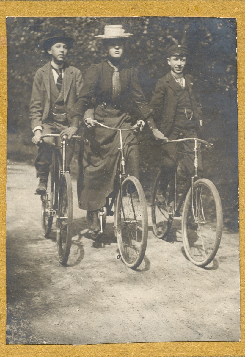 Folke Ibom, Lilli Sahlberg och Adolf till cykel i Alnarp.
