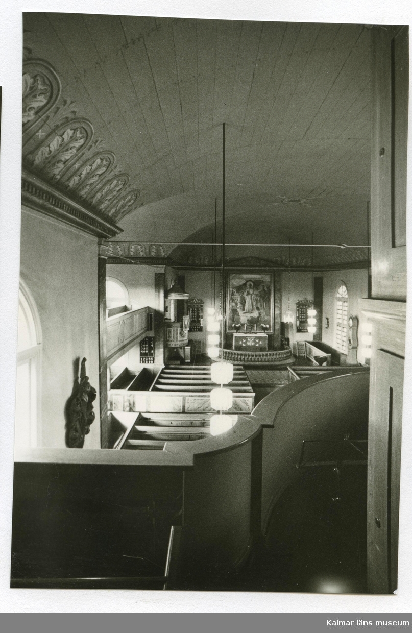 Interiör från orgelläktaren i Hälleberga kyrka innan branden 1976.
