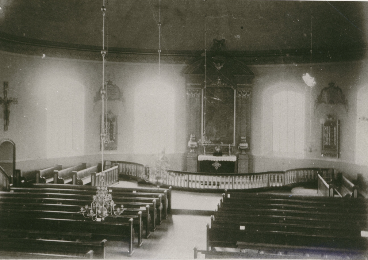Kyrkorum före restaureringen 1936 med öppen altarring och öppna bänkgavlar.