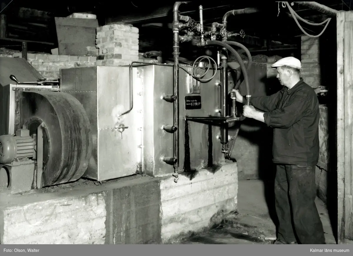 Glasarbetare vid en kylugn på Flygsfors glasbruk.