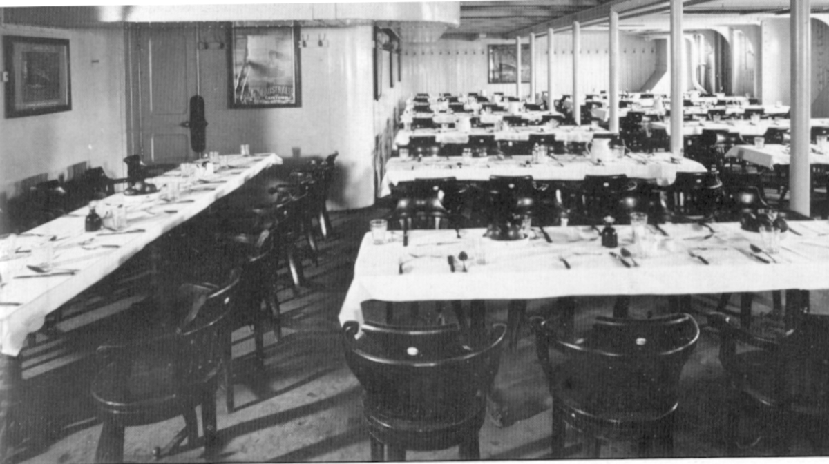 Titanic.
Terdje klass: Matsalen med synliga stålbalkar i taket, rymde 473 personer.
De 706 passagerarna fick äta i omgångar.