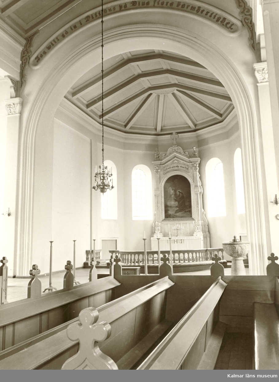 Interiör mot altaret i Västra Eds kyrka.
