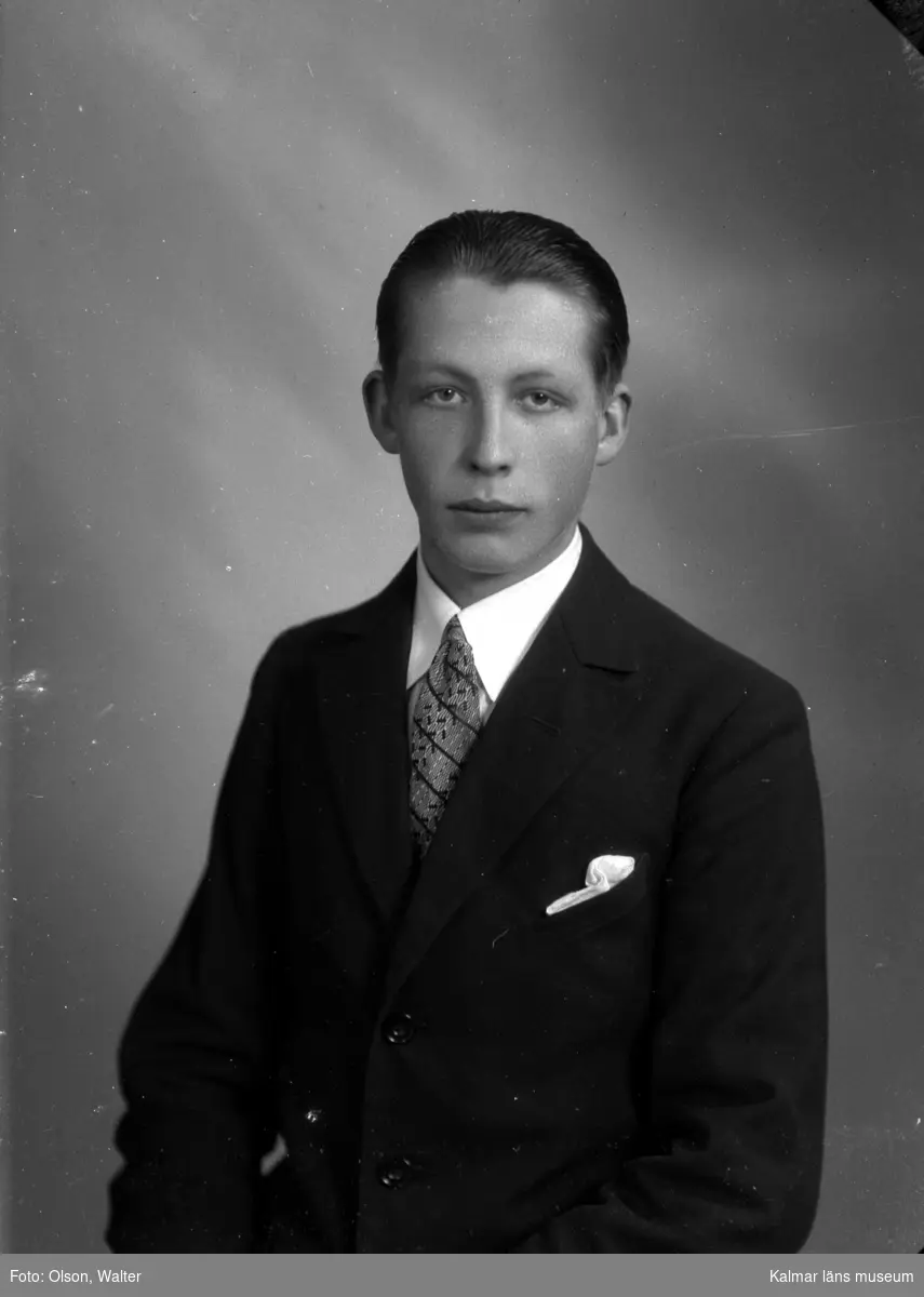 Ateljébild på en man i kavaj och slips. Enligt Walter Olsons journal är bilden beställd av Ivar Holm.