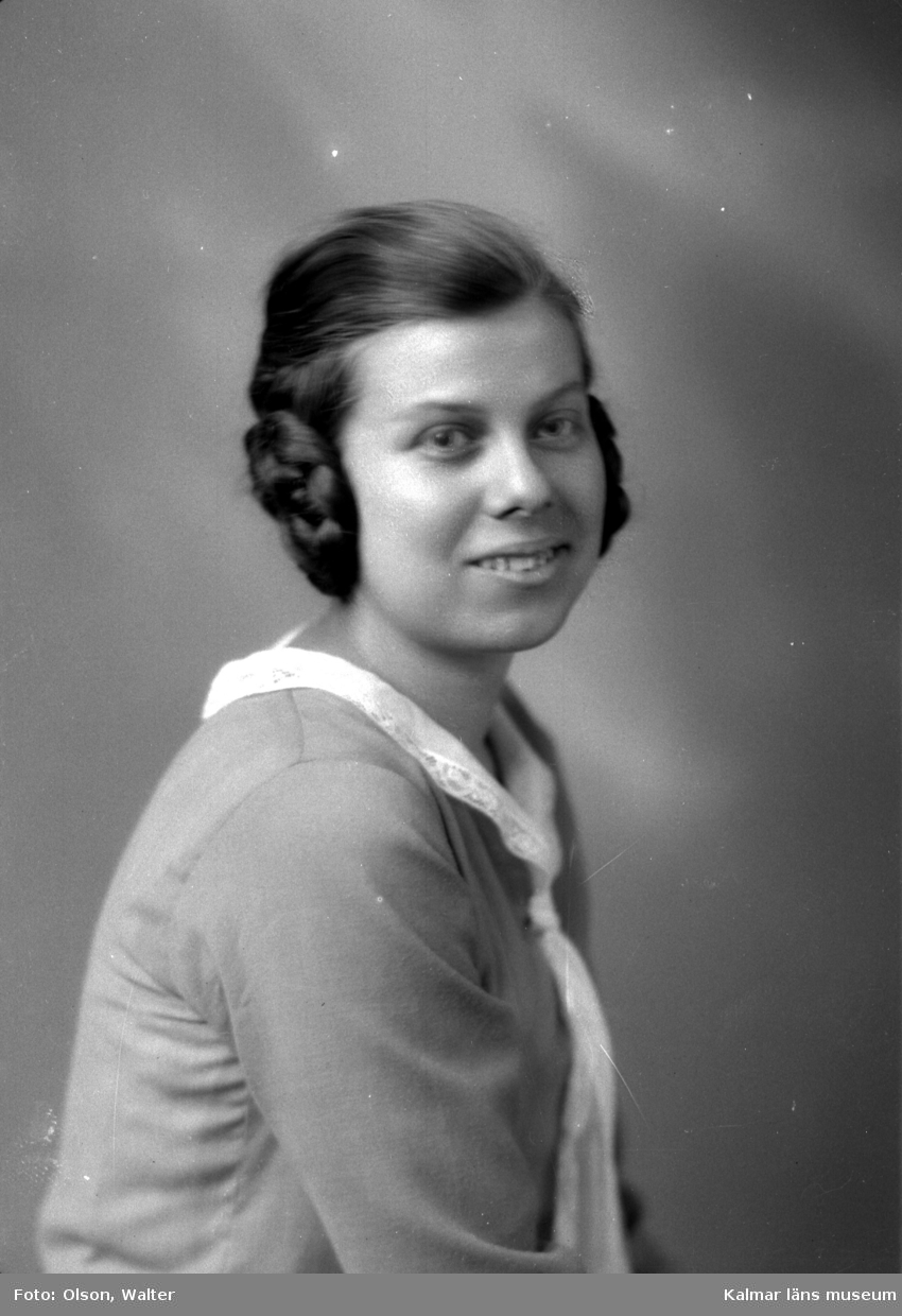 Ateljébild på en kvinna i spetskrage. Enligt Walter Olsons journal är bilden beställd av Lilly Andersson.