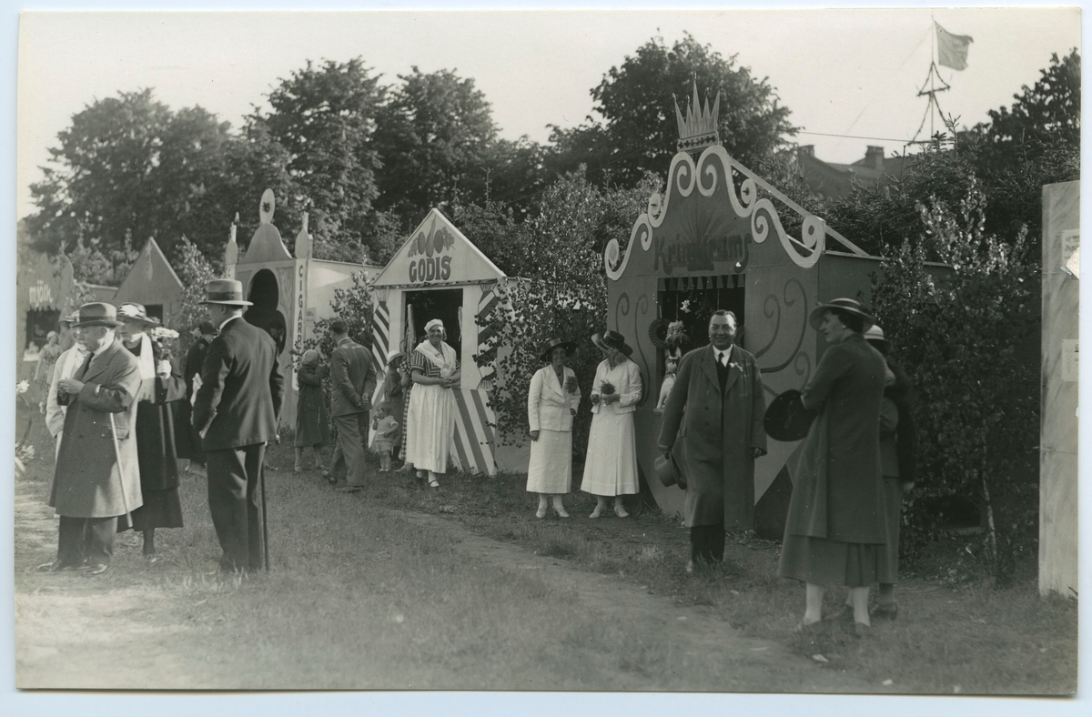 Firande av Barnens Dag i Kalmar 1935.
Marknadsstånd, godisförsäljning.