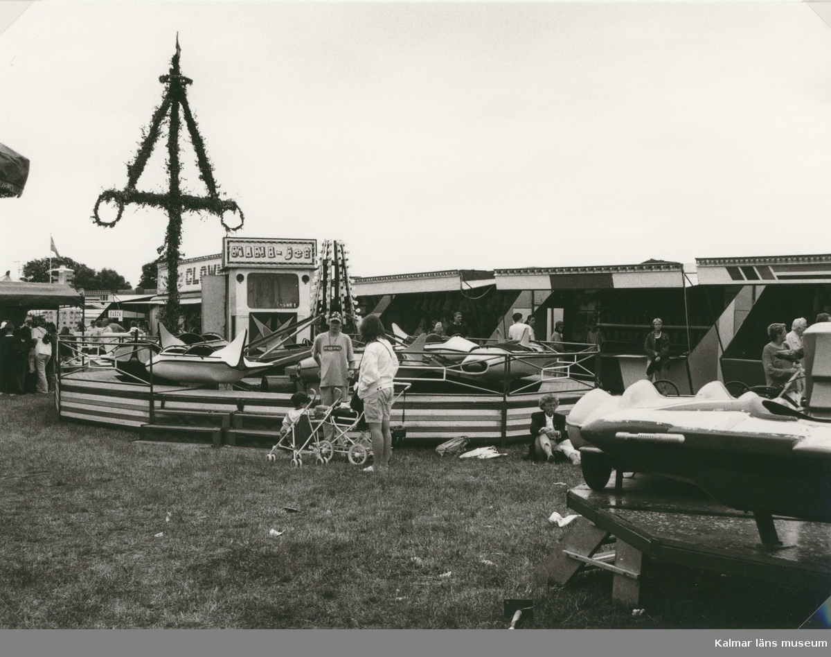 Midsommarstång och karuseller på Algutsrums sommarmarknad 1996.