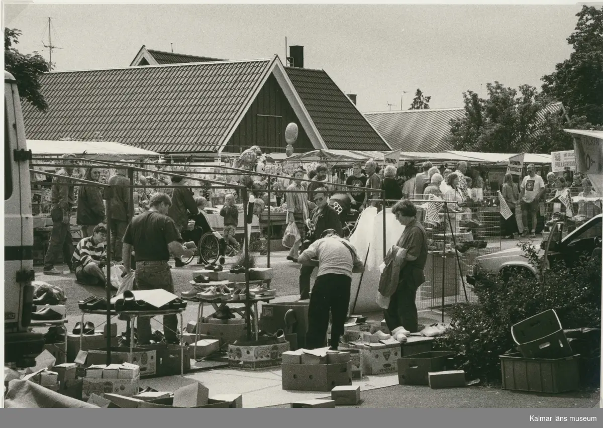 Försäljning av träskor på Algutsrums sommarmarknad 1996.