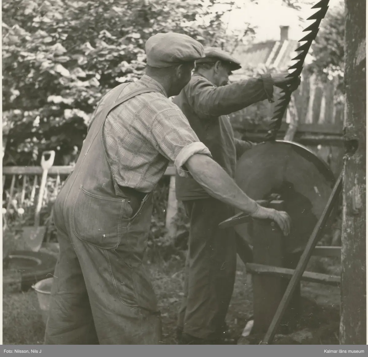 Slåttermaskinskniv slipas.