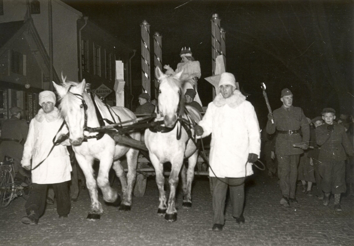 Luciafirandet i Kalmar 1941. Kalmar Ångvarns hästar och vagn. Kuskar t v Jönson och t h Sjökvist