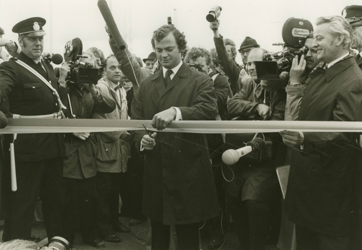 Kung Carl XVI Gustaf (då kronprins) klipper band vid tillfället för invigningen av Ölandsbron i september 1972.