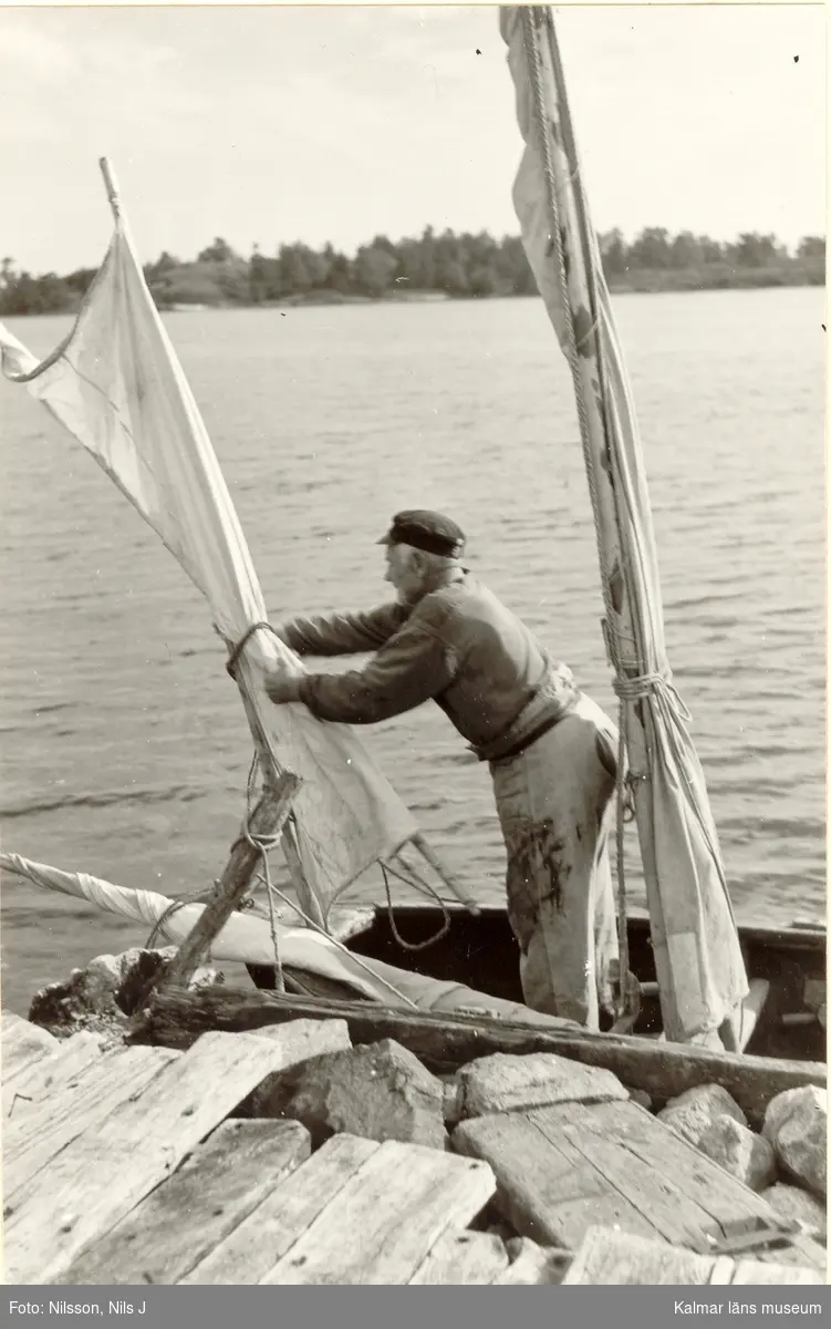 Karl Pettersson sätter seglen på sin roddsump.