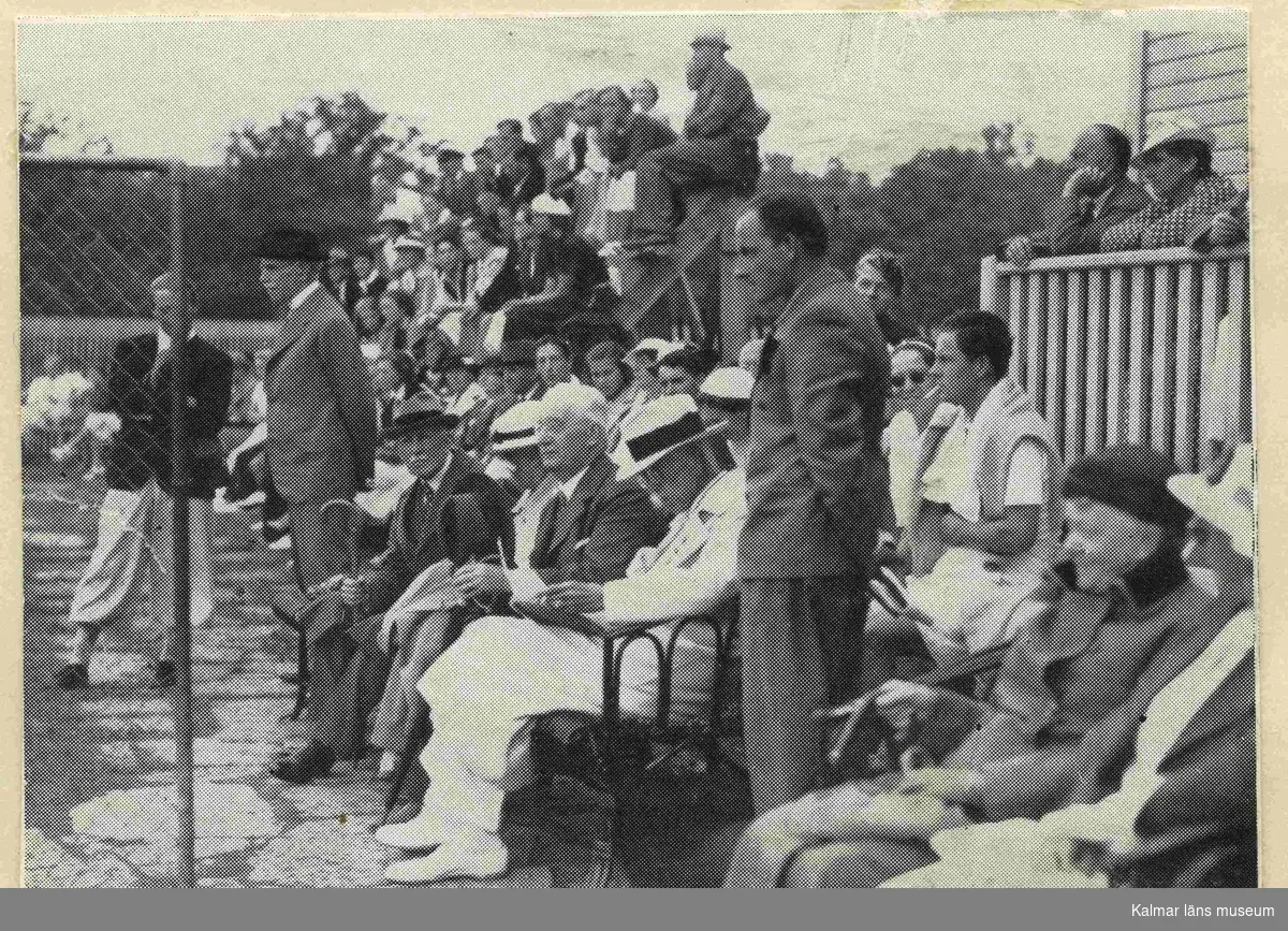 Kung Gustav V besöker en tennistävling i Borgholm under sin sommarvistelse på Solliden. På bilden syns även landshövding Falk.