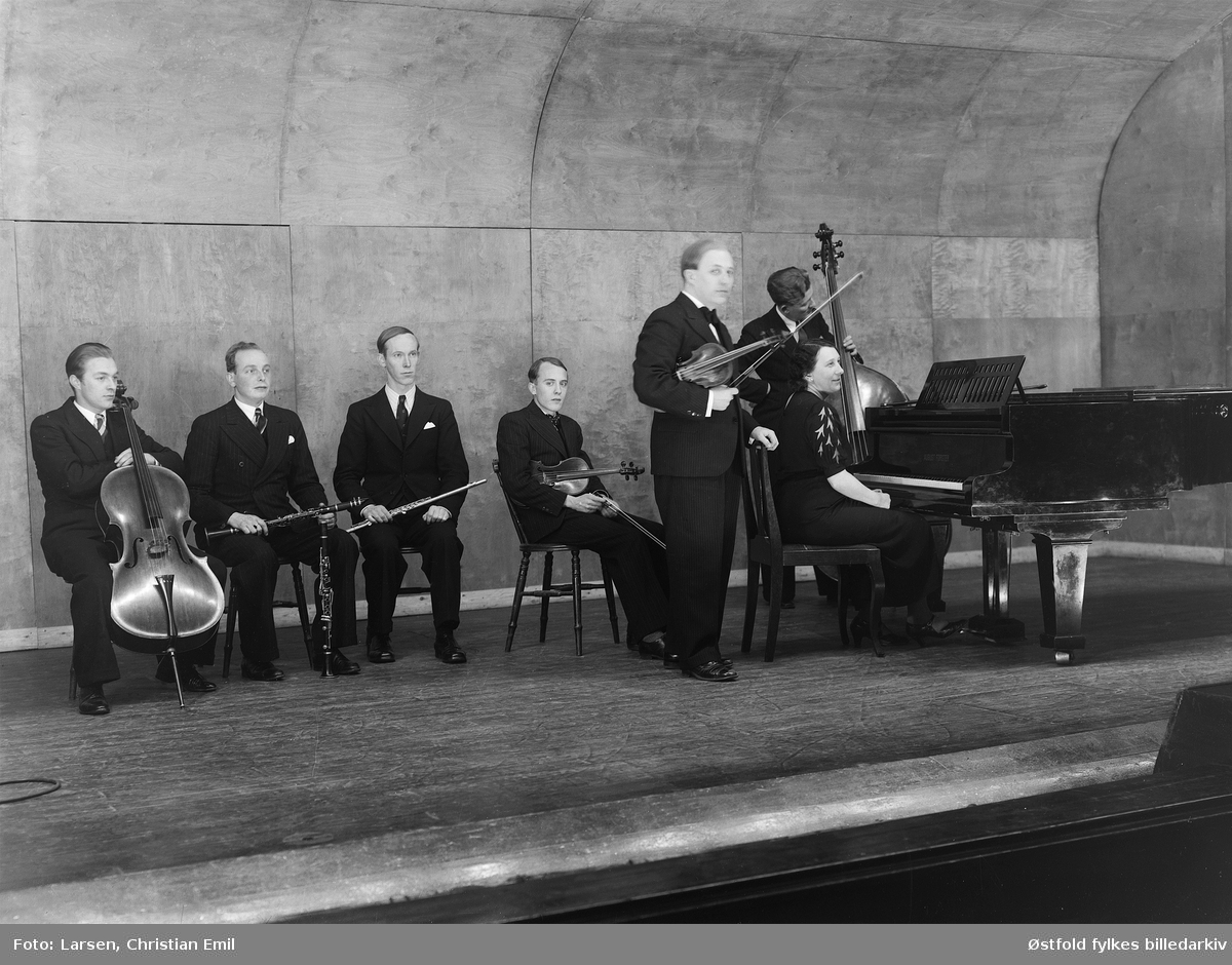 Villers ensemble på scenen i Folkets Hus i Sarpsborg. ca. 1945-47. De spilte klassisk musikk. 

Fra venstre: 
1: Eyvind Holst på cello, (ansatt på Borregaard), 
2.  Arne Walstad på obo og klarinett (ansatt i herreekvipering)
3.  Einar Gabestad  på fløyte (bankansatt) fra Ise, seinere bosatt i Ringgata i Sarpsborg, 
4. fiolinist Tom Ahslen, 
5 (stående) fiolinist Haakon Viller, 
6. kontrabass Frank Viller 
7. ved flygelet Esther Viller. 
Haakon og Esther var gift og Frank var bror til Haakon. 

De fire sistnevnte var yrkesmusikere. Ekteparet underviste privatelever i musikk.Haakon Viller ledet musikkensemblene ved Frascati og Theatercafeen i Oslo, og reiste fram og tilbake med toget fra SArpsborg, 
Frank Viller spilte i Filharmonien i Oslo, flytta siden til Fredrikstad og dreiv musikkhandel. Tom Ahlsen, flytta siden til Bergen og spilte i orkester der (Harmonien?)

Flygel merke August Forster.