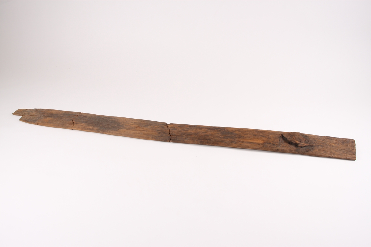 Enkeltski i tre deler med en bred styrerand under. Skien består hovedsakelig av bakski, bindingshull og et lite stykke framski. Bakskien har en avsmalnende form. Bindingshullet er ødelagt. Oversiden av skien har spor etter linjer og er et tidlig eksempel på strekmåtdekor.