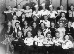 Gruppeportrett av utkledde barn.