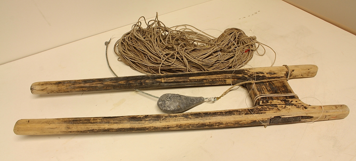 H-formet fiskeredskap, sule, til å sule opp snøre på. Snøre (gøtt), line (bomullsline), og søkke på 2,5 kg, henger på. 
Brukt med agn til å fiske på dypt vann.