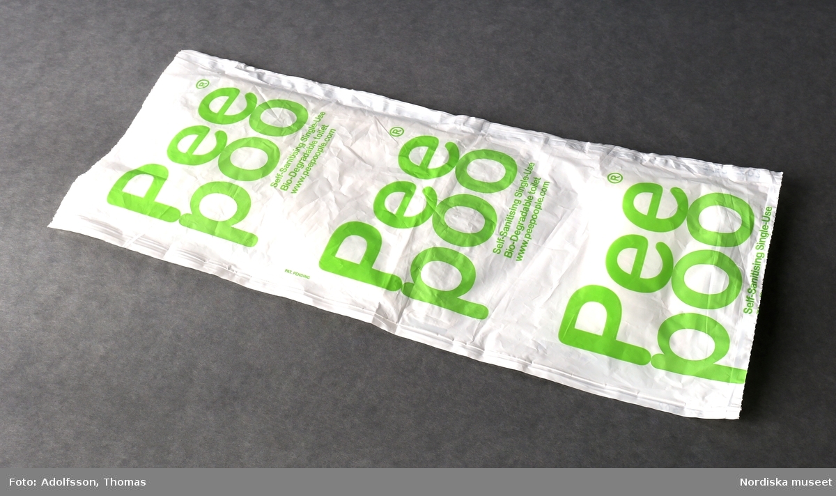 Rektangulär vit plastpåse med öppning i ena kortsidan. På en sida tryck i grönt med text (se nedan). På den vita sidan datummärkning (tillverkningen). Inuti påsen vit innerpåse i plast av större storlek, fäst i botten. I dess botten en förpackning innehållande Urea (för nedbrytning). 

Enligt företagets hemsida är plasten en "non-woven polylactic acid (PLA) biopolymer".
/Leif Wallin 2016-05-11