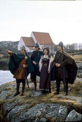 Fire skuespillere på Trondenes. Kirka i bakgrunnen.