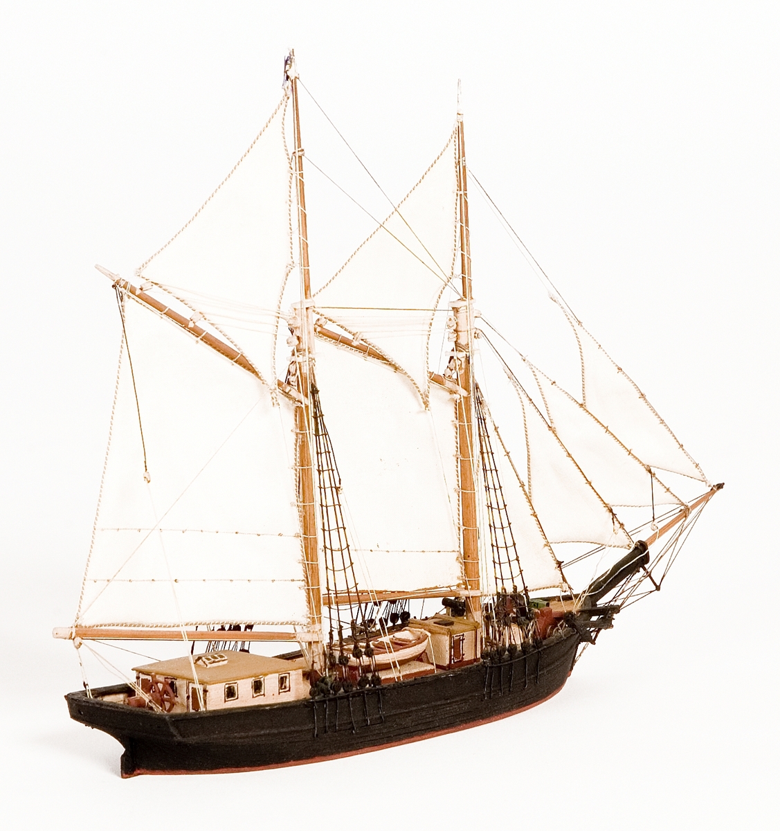 Modell av skonare. Fartygstypen användes för Östersjöfart i början av 1900-talet och var av vanlig typ.Föremålets form: Vattenlinjemodell
