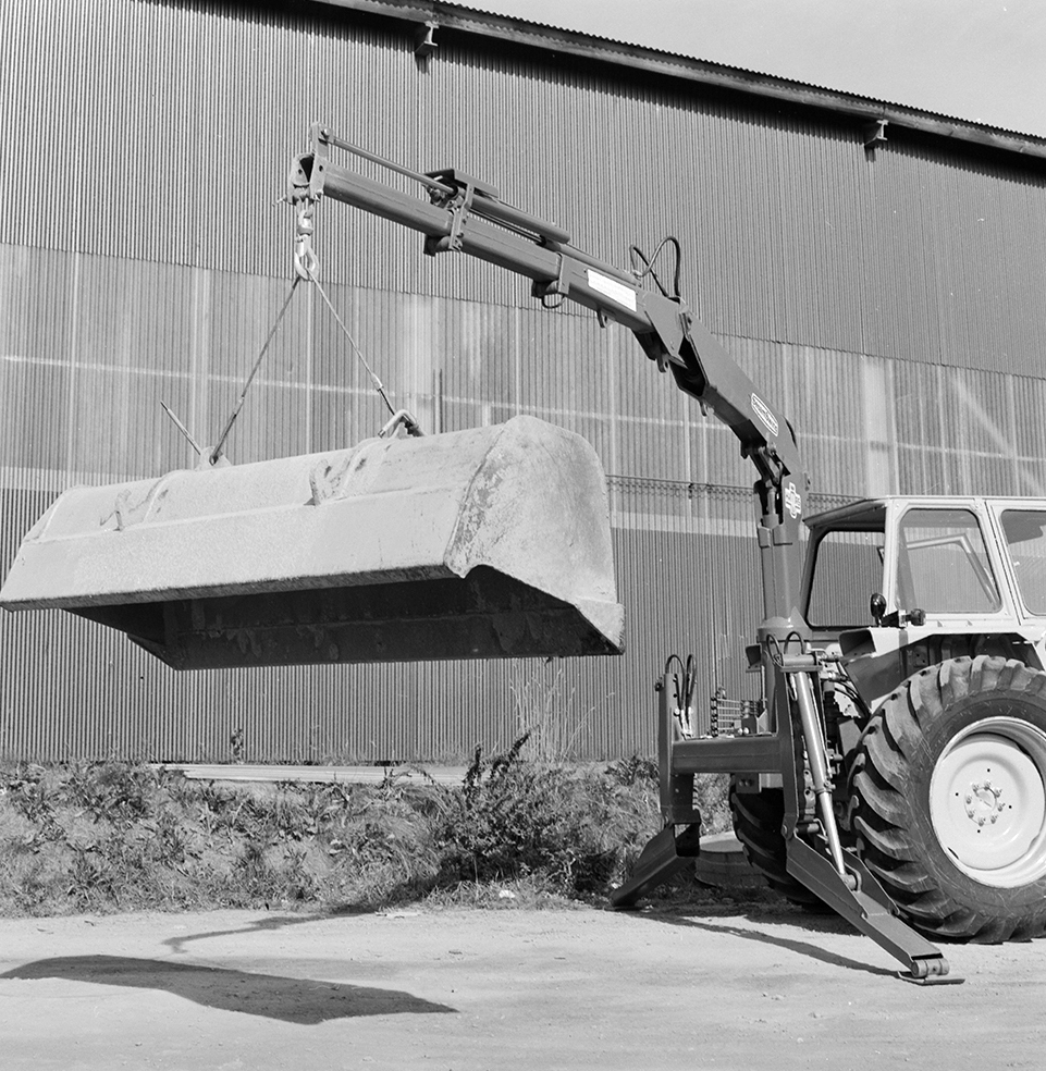 Hymas A/S, Brumunddal,  løftekran, Produksjonen av Sesam Swing traktor- og bilkraner ble overtatt av A.S.Hymas i 1973. Opprinnelig produsert av Sesam maskinfabrikk i Stavanger
