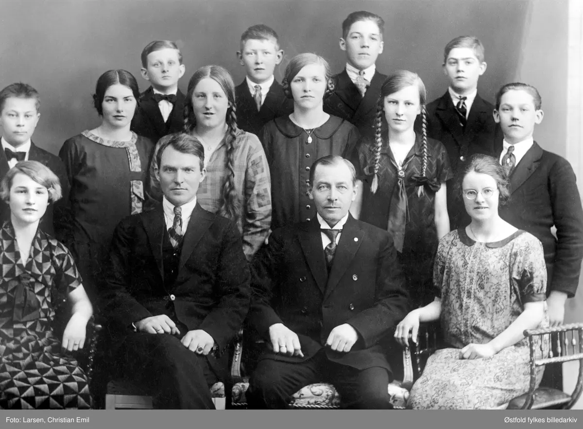 Tune framhaldskole, Sanne skole, 1926-1927
. 

Øverst fra venstre:

1. Hans Berge(r)
 2. Lilly Aamodt 
3. Johan Ellingsen
 4: Gjertrud Gundersen (Katteberget)
 5. Ole Vatsend 
6. Thora Ryen (gift Ramstad) 
7. Johan K Ringsrød 
8. Ester Sannengen (gift Ryen) 
9. Sten Nordtug
 10. Asbjørn Utne



Nederst fra venstre
:
11. Margaret Ringsrød
 12. Olai Eikanger (Lærer - fra Bergen) 
13. Arne Brådland (Skoleinspektør)
 14. Borghild Fjelly 



Jeg har snakket med følgende om kurset: 
Ester Ryen, Sten Nordtug, Johan K Ringsrød og Martha Utne. 

Lærer 
Eikanger bodde i Martha Utnes hjem på Ryen. Johan K Ringsrød forteller
at Eikaanger var en dyktig lærer og svært godt likt av elevene. Da Eikanger reiste tilbake til Bergen, leide han en buss til elevene for at de kunne følge ham til Råde stasjon.
så han var nok også godt fornøyd med sine elever.



Solli 19.3..1985 Arne Berger.
