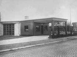 Shell-stasjonen, bensinstasjon på Greåker i Tune, ca. 1930.